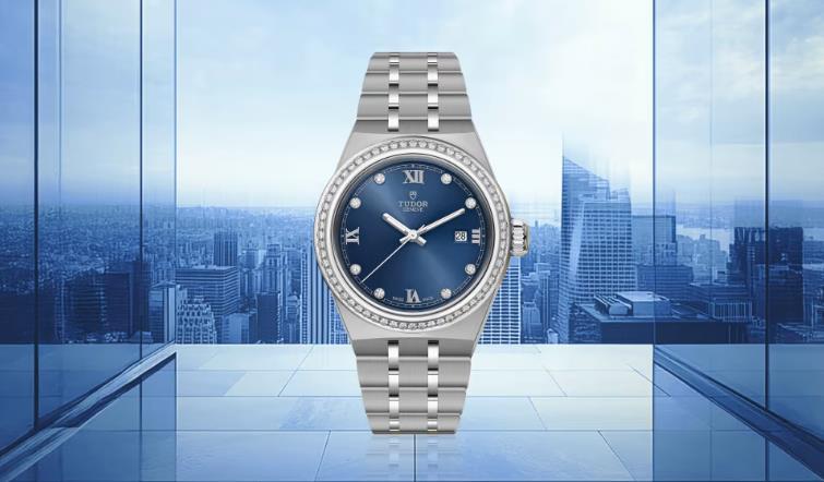 帝舵皇家系列配备一体式金属表带，装饰坑纹或镶钻外圈，搭载自动上链机芯，兼具运动气息与时尚风格，灵活百搭且价格相宜。